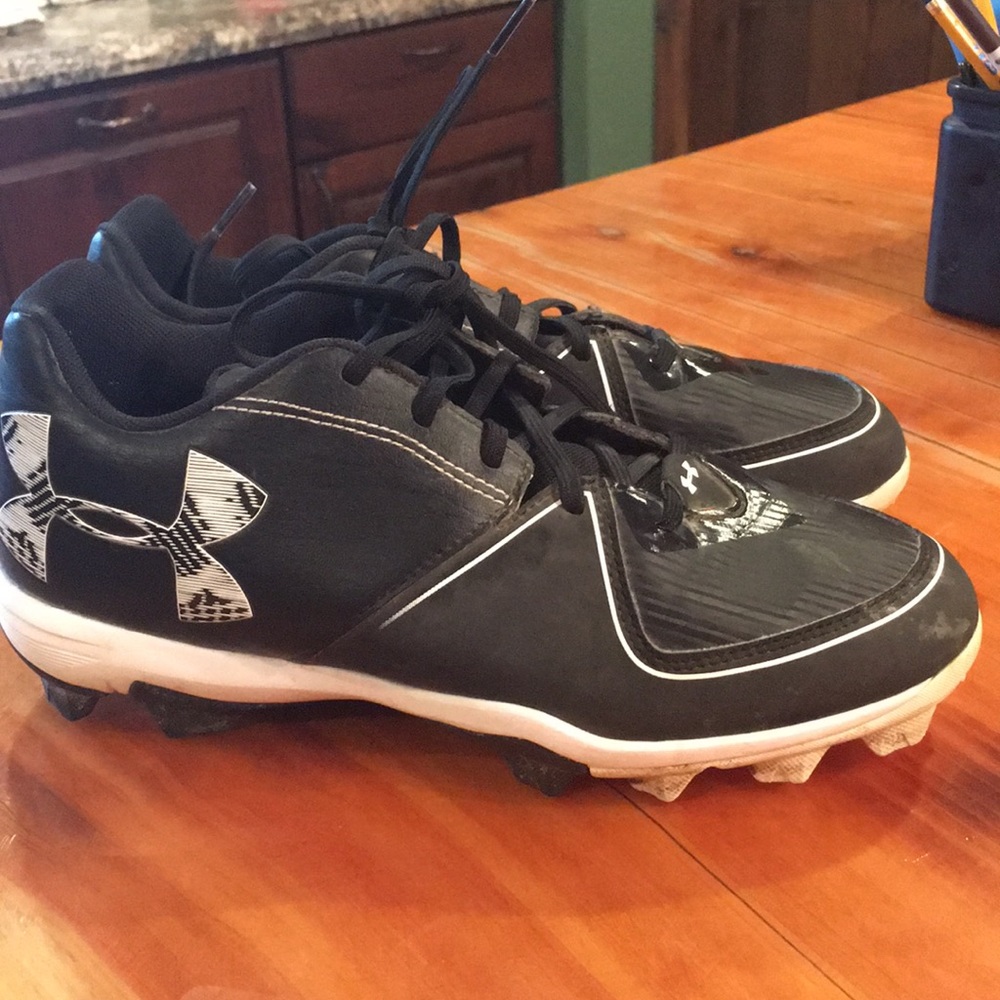 Women’s size 8 softball cleats